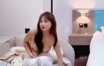 約兼職的小姐姐,胸部挺拔,舌頭圍著龜頭打爽到飛起