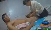 丸子頭短裙少婦招嫖年輕小夥 回出租屋給他吹硬雞巴吃個快餐