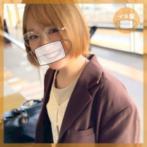 在游泳池約會的偶像研究生女孩