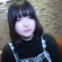 立志成為糕點師傅的白皙皮膚女孩。一個充滿愛和性感的場景，小小的陰戶被射滿精液。