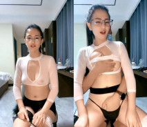 文靜的小少婦露臉絲襪高跟短裙漏著兩個騷奶子跟狼友撩騷，讓小哥抱著揉奶玩逼，舔雞巴舔菊花，各種爆肏抽插