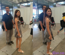 大神跟隨抄底街頭採訪的美女主持人，內內和裙子顏色搭的不錯，屁屁很飽滿