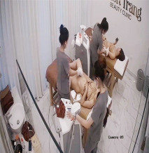 高檔美容院監控破解 偷窺兩個刮B毛做陰部護理的少婦