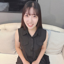 一位高挑、外表的女子參加夏季動漫展，展現她的角色扮演嗜好。她羞澀地用她美麗的臀部緊緊夾住男人的陰莖，笑著擠出了精液。