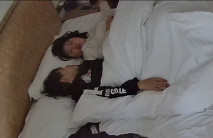 公寓酒店 男人猴急的給小胖妞脫衣服 第一炮結束後又讓小妞打了一發手沖 自己爽了才去扣小妞的逼