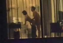 2025年6月最新，【五星級酒店窗外偷拍】，情人之間的約會，短髮少婦扶著桌子被後入，滿滿的偷窺感，精彩刺激