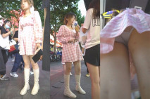 公交車站跟蹤抄底連衣裙美女半透內隱約可以看到陰毛挺多的