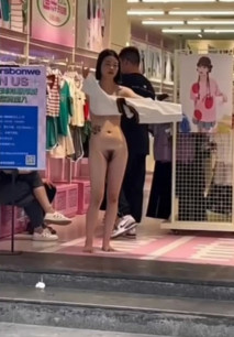 吃瓜 長沙五一廣場一女子當街裸奔 網傳是為了氣男友炸裂人的三觀