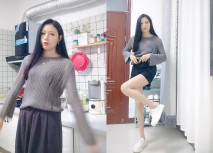 良家美少婦露臉一個人在家偷偷的發騷，全程露臉化妝台前脫光揉奶玩逼，口活棒插進逼逼里了浪叫呻吟，好刺激