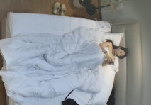 流出酒店高清偷拍 白嫩苗條健身美女被猥瑣男扣濕潤後舔逼插入