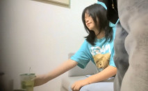 聊了沒多久良家妹妹，約出來操逼，妹妹很文靜，直接推倒扒內褲，轉戰床上，張開雙腿爆操